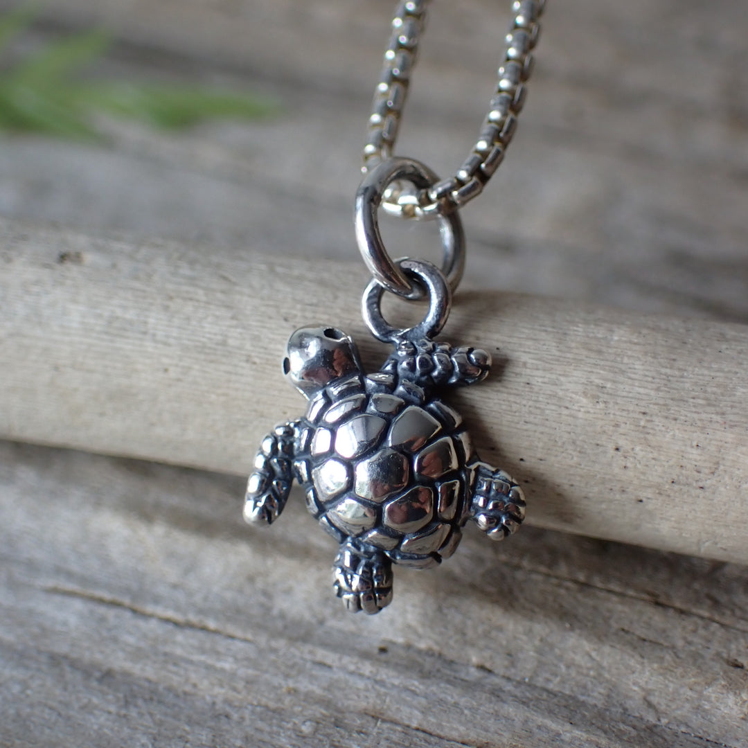 ♻️ Collier de charme mini bébé tortue de mer en argent sterling recyclé