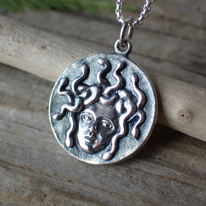 ♻️ Collar con dije de moneda Medusa de plata esterlina reciclada