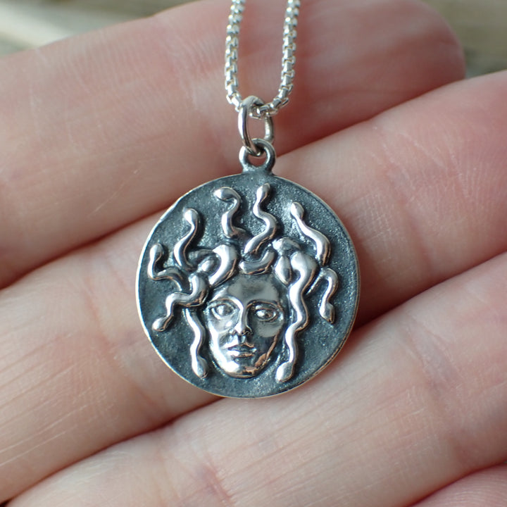♻️ Collar con dije de moneda Medusa de plata esterlina reciclada