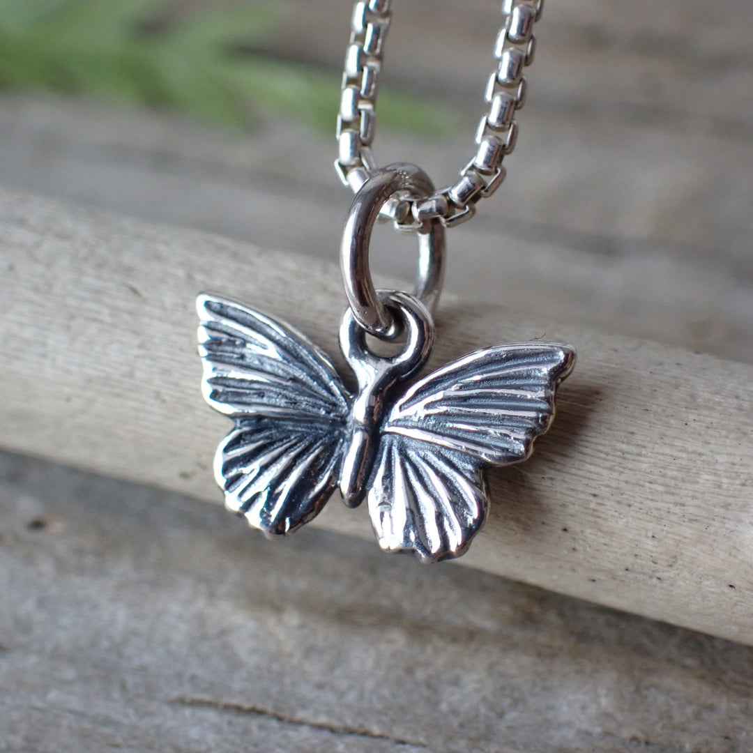 ♻️ Collar con dije de mariposa pequeña de plata de ley reciclada
