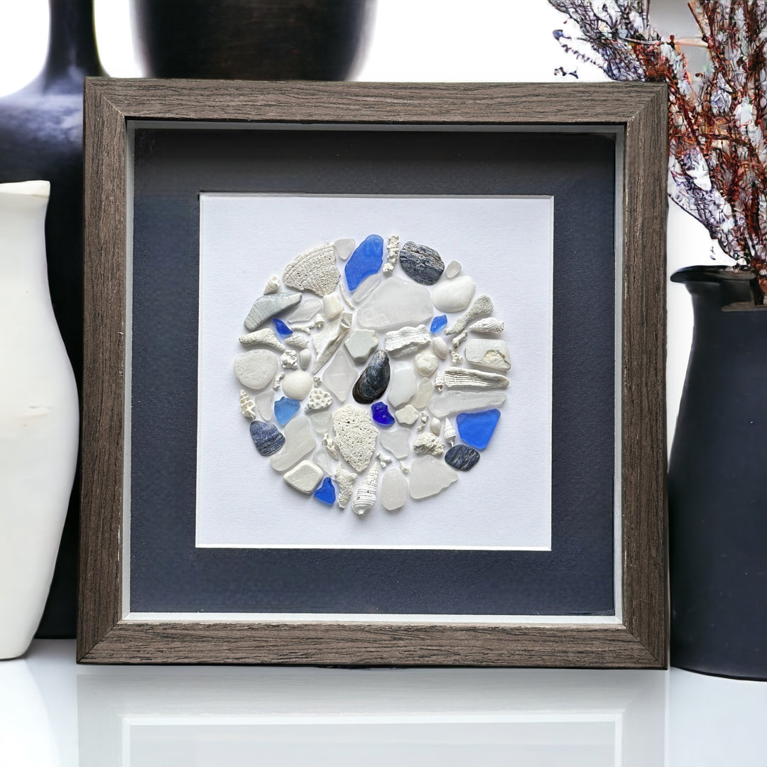 Imagen de mosaico de vidrio marino azul, coral, conchas y cerámica, arte de técnica mixta