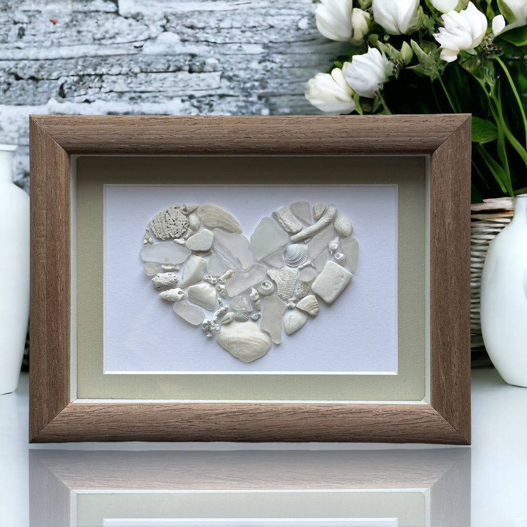 Imagen de corazón de mosaico de vidrio marino blanco, coral, conchas y cerámica, arte de técnica mixta