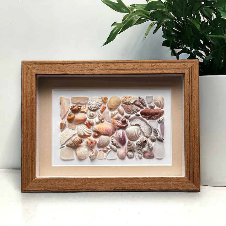 Ombre de vidrio marino, coral, conchas y mosaico de cerámica Imagen Arte de medios mixtos