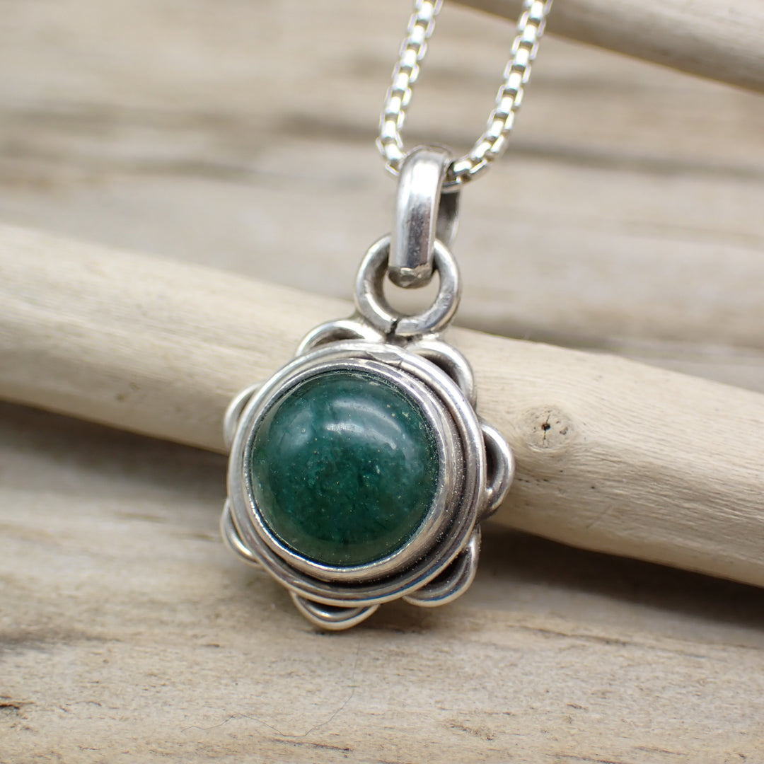 Collar de plata de ley con piedras preciosas de jade 