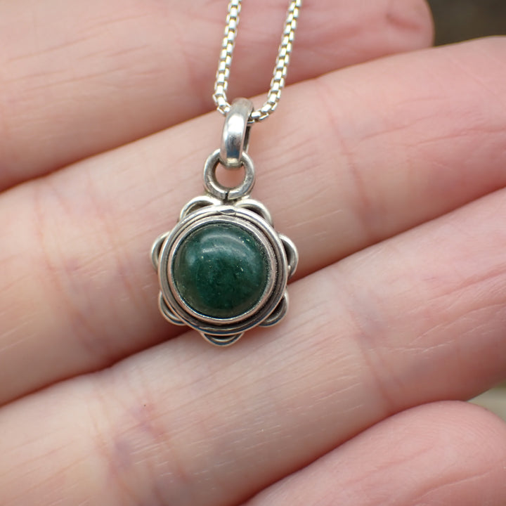 Collar de plata de ley con piedras preciosas de jade 