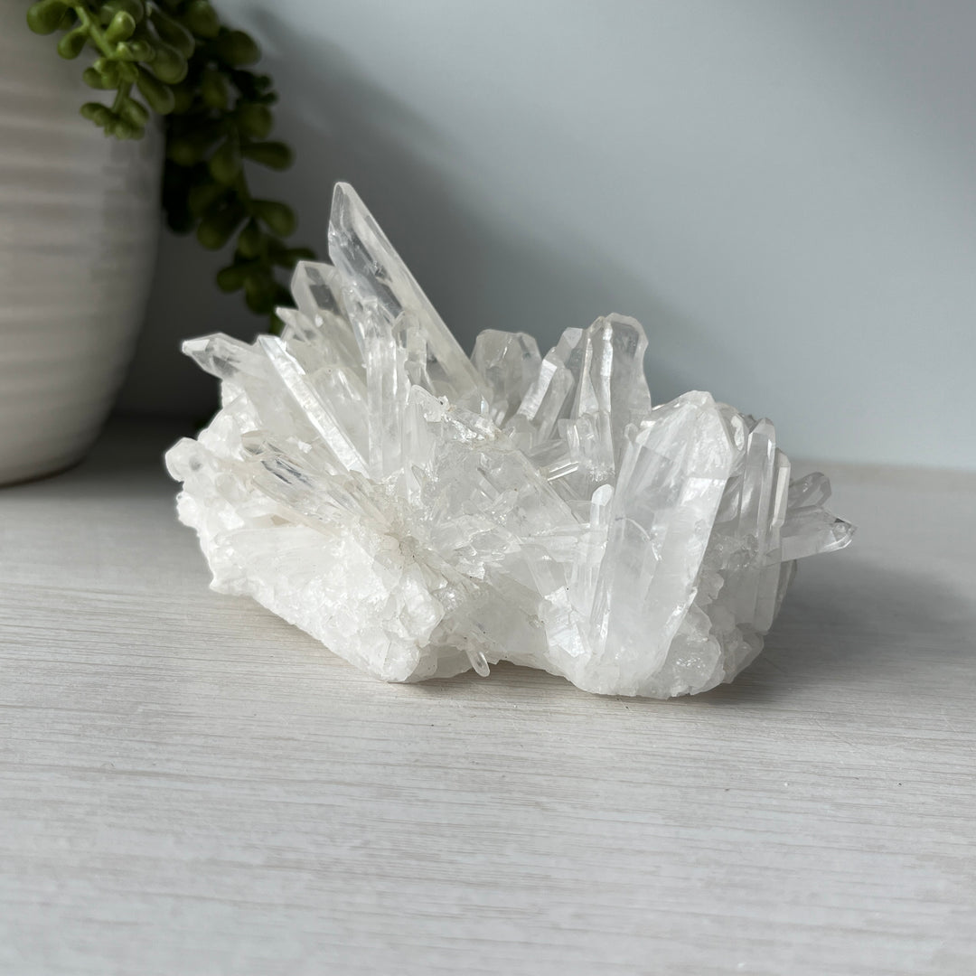 Amas de cristaux de quartz clair avec graphite 
