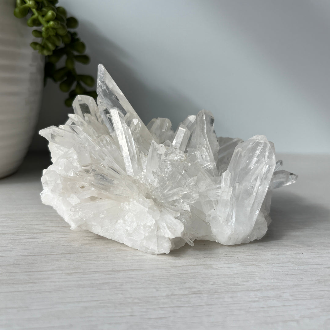 Amas de cristaux de quartz clair avec graphite 
