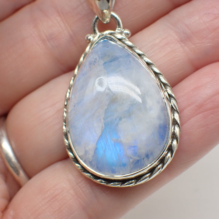 Colgante de anillo de plata de ley con piedra lunar azul 
