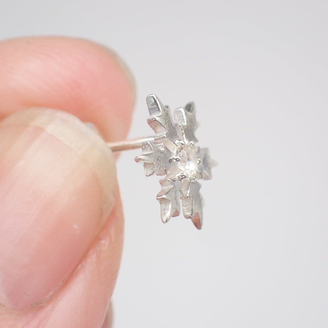 ♻️ Boucles d'oreilles à tige en forme de flocon de neige en argent sterling recyclé avec centre en cristal