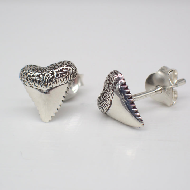 ♻️ Aretes de dientes de tiburón de plata de ley reciclada