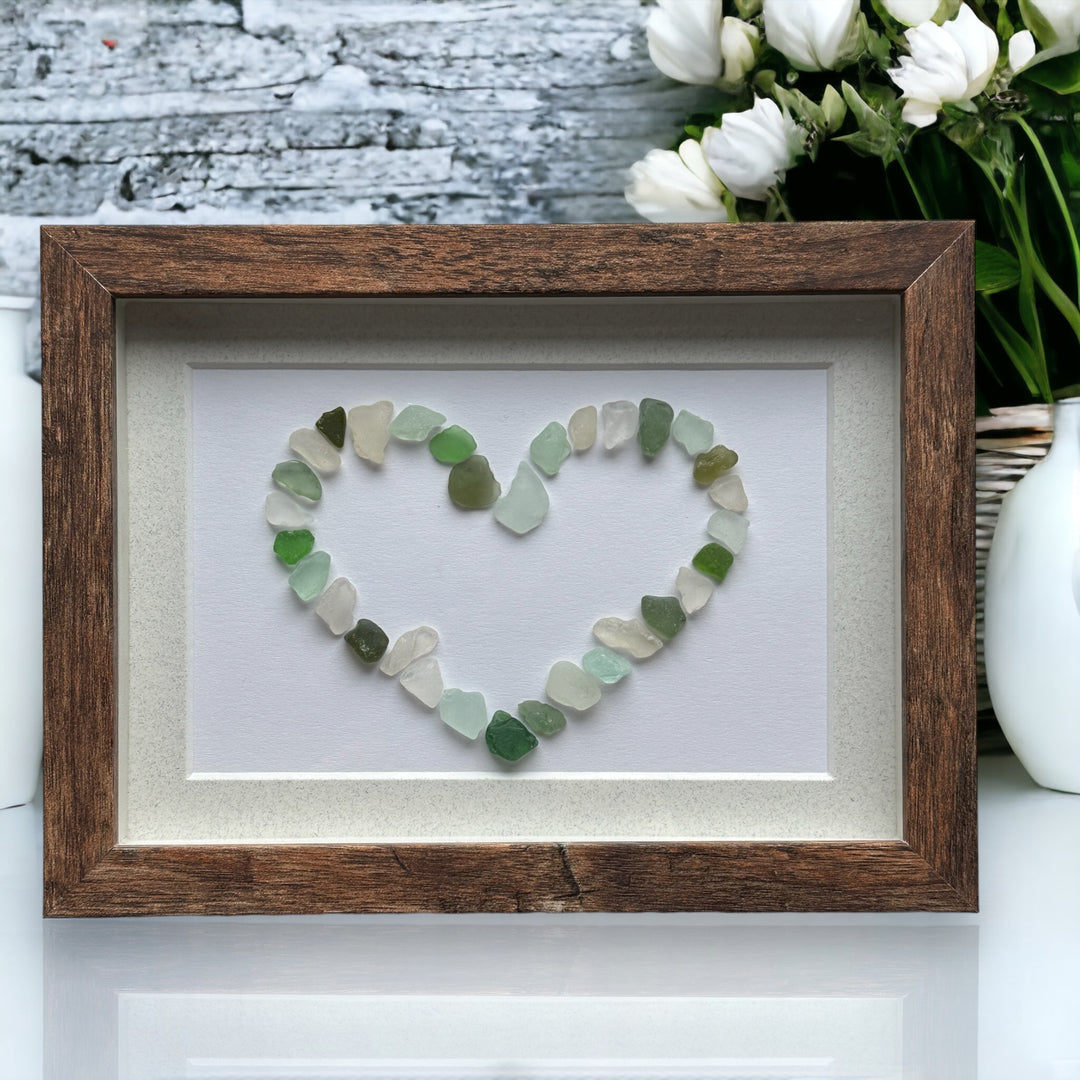 Arte de guijarros con imagen de corazón de mosaico de tonos verdes de vidrio marino