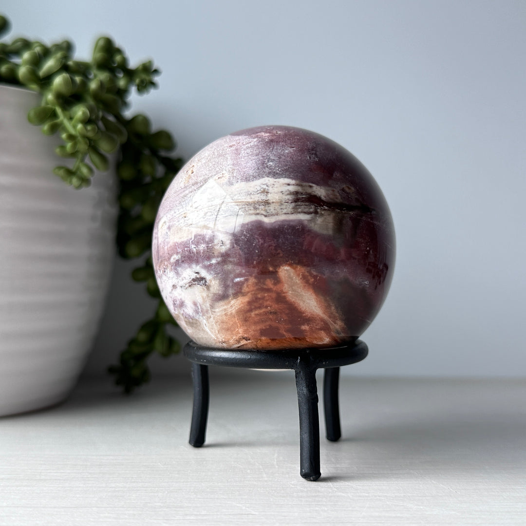 Sphère en bois pétrifié sur support en métal