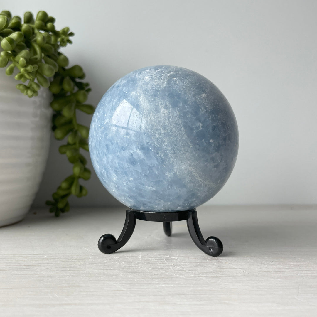 Sphère de calcite bleue sur un joli support