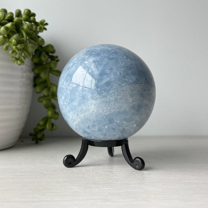 Sphère de calcite bleue sur un joli support