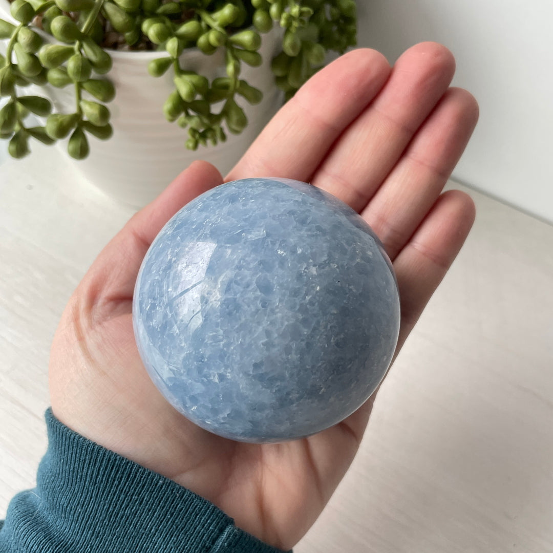 Esfera de calcita azul en lindo soporte