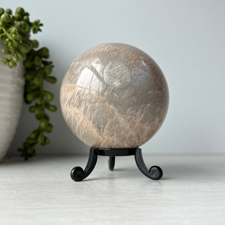 Sphère de pierre de lune pêche sur support mignon