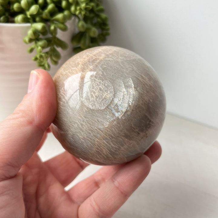 Sphère de pierre de lune pêche sur support mignon