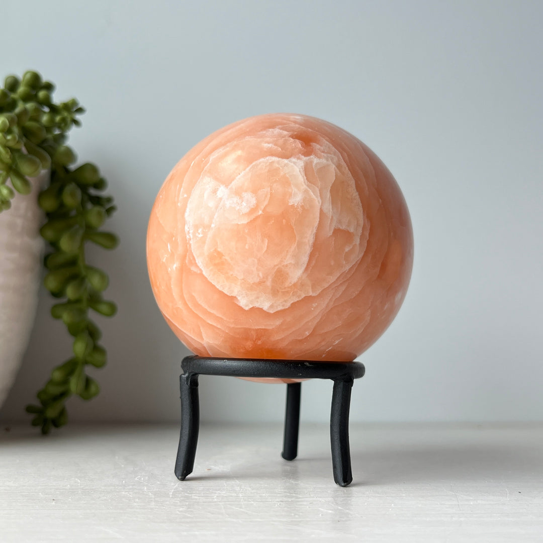 Sphère de calcite orange sur support en métal