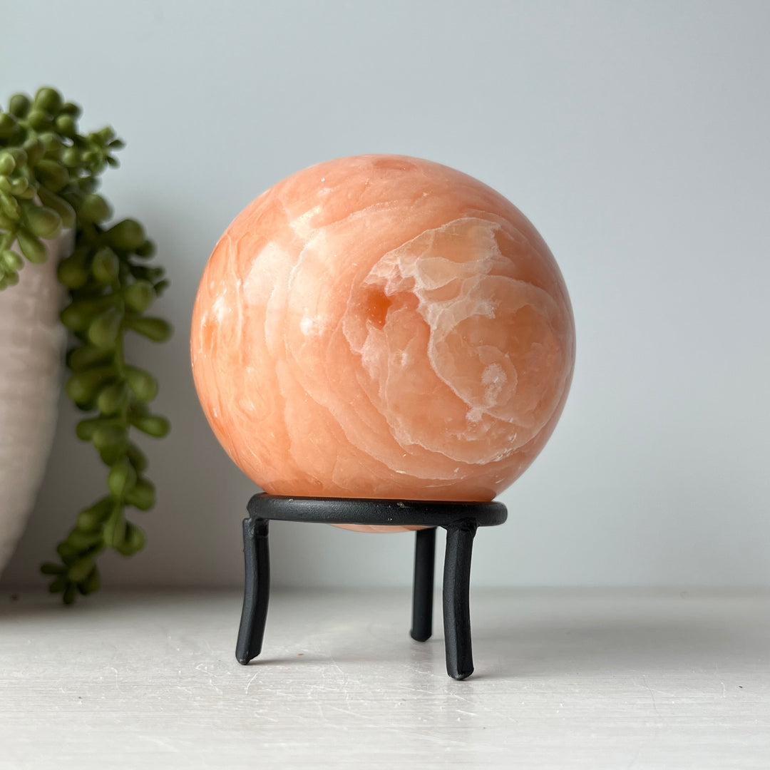 Sphère de calcite orange sur support en métal