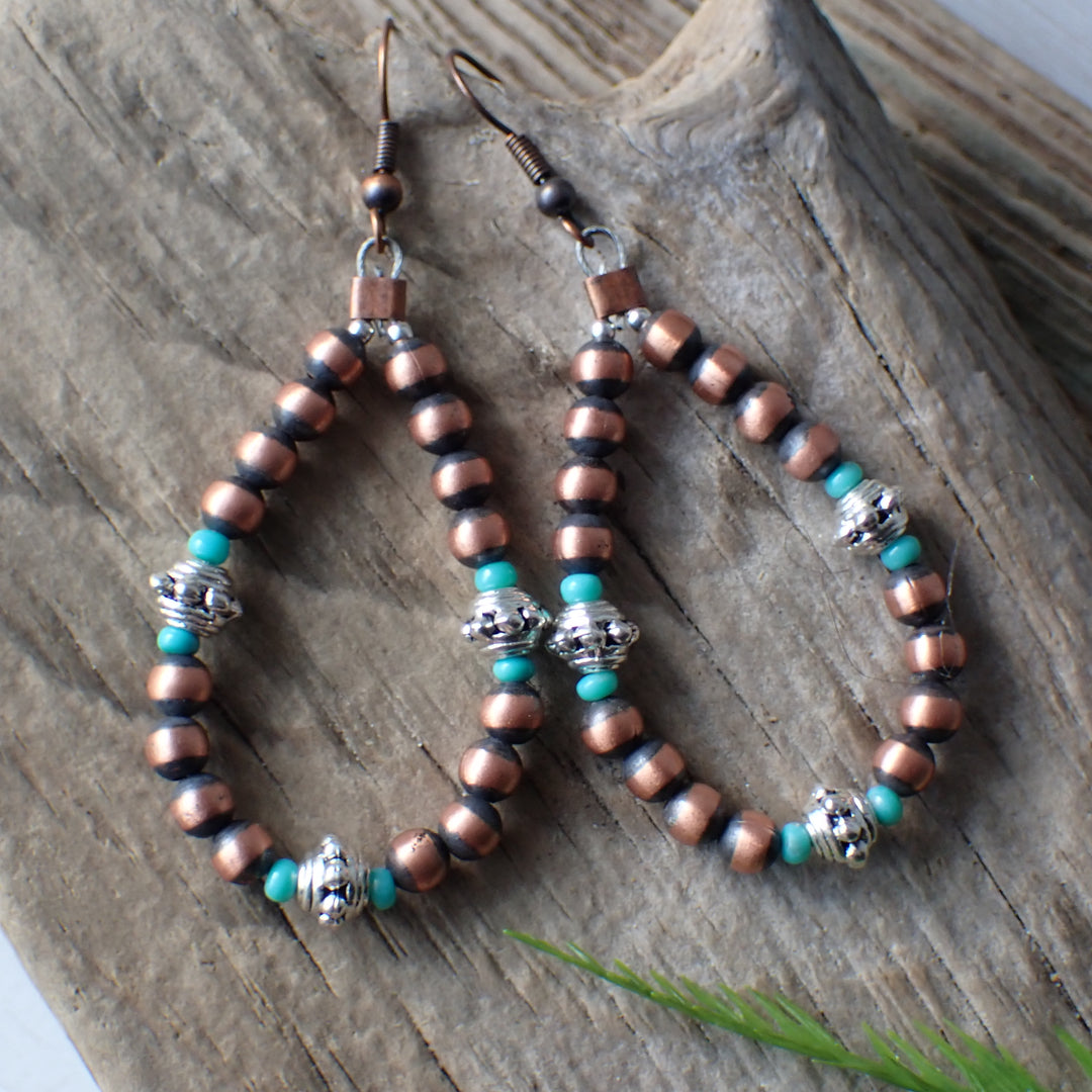 Boucles d'oreilles créoles en cuivre et argent sterling avec perles Navajo et turquoise par un artiste amérindien