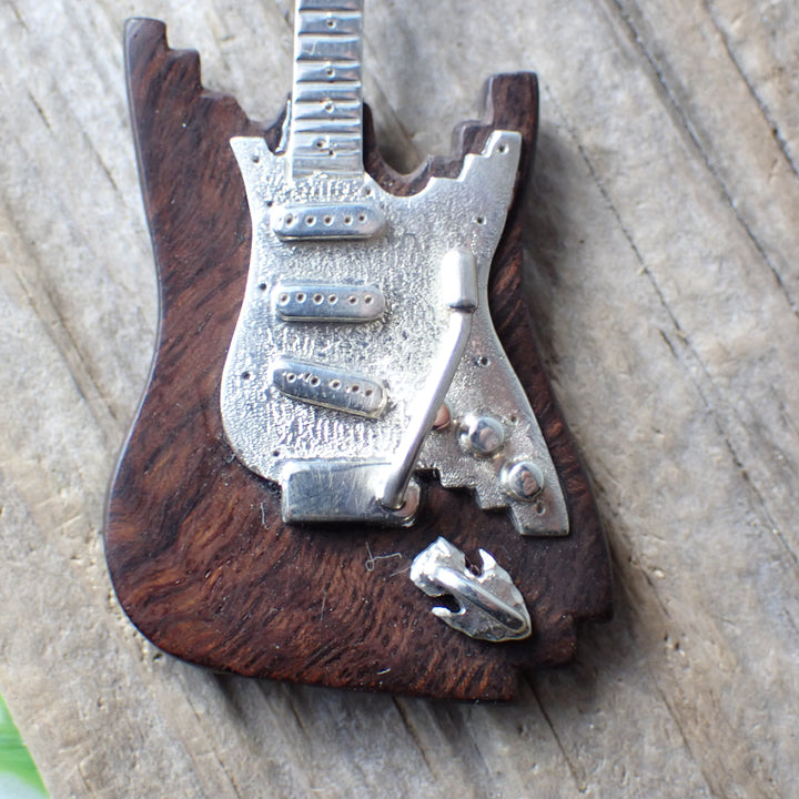 Pendentif guitare réaliste en bois et argent sterling par William Anderson