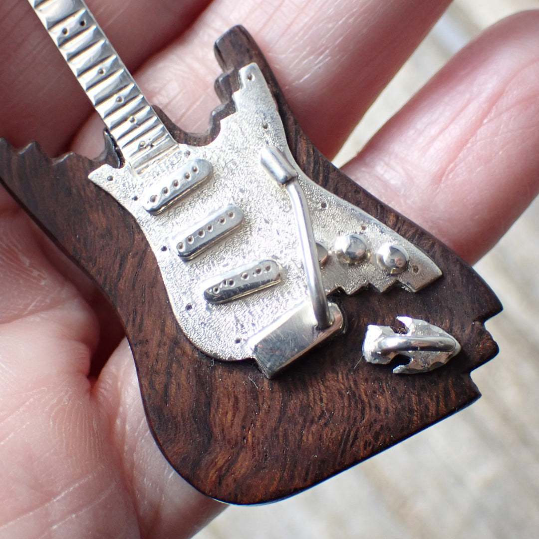Colgante de guitarra realista de madera y plata esterlina de William Anderson