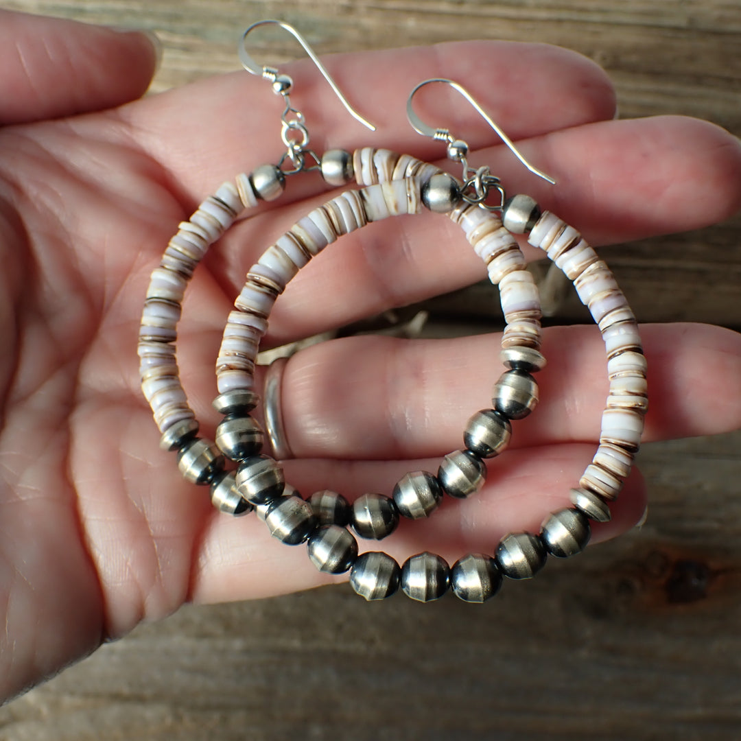 Pendientes de aro de perlas navajo de plata de ley con cuentas Heishi de concha de artista nativo americano