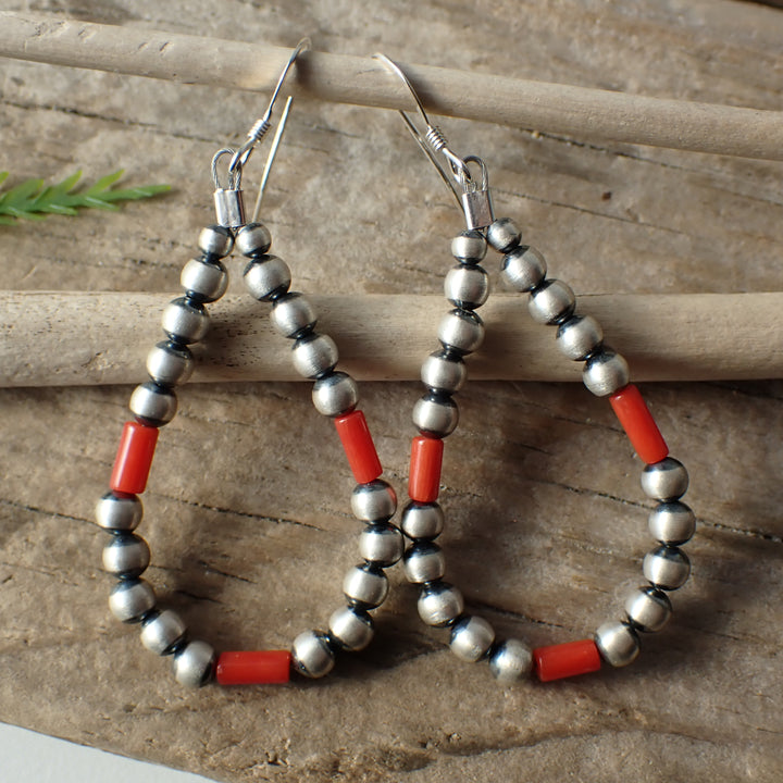 Pendientes de aro de plata de ley con perlas navajo y coral rojo de un artista nativo americano