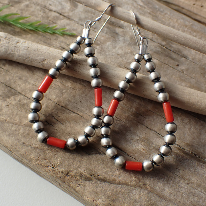 Pendientes de aro de plata de ley con perlas navajo y coral rojo de un artista nativo americano