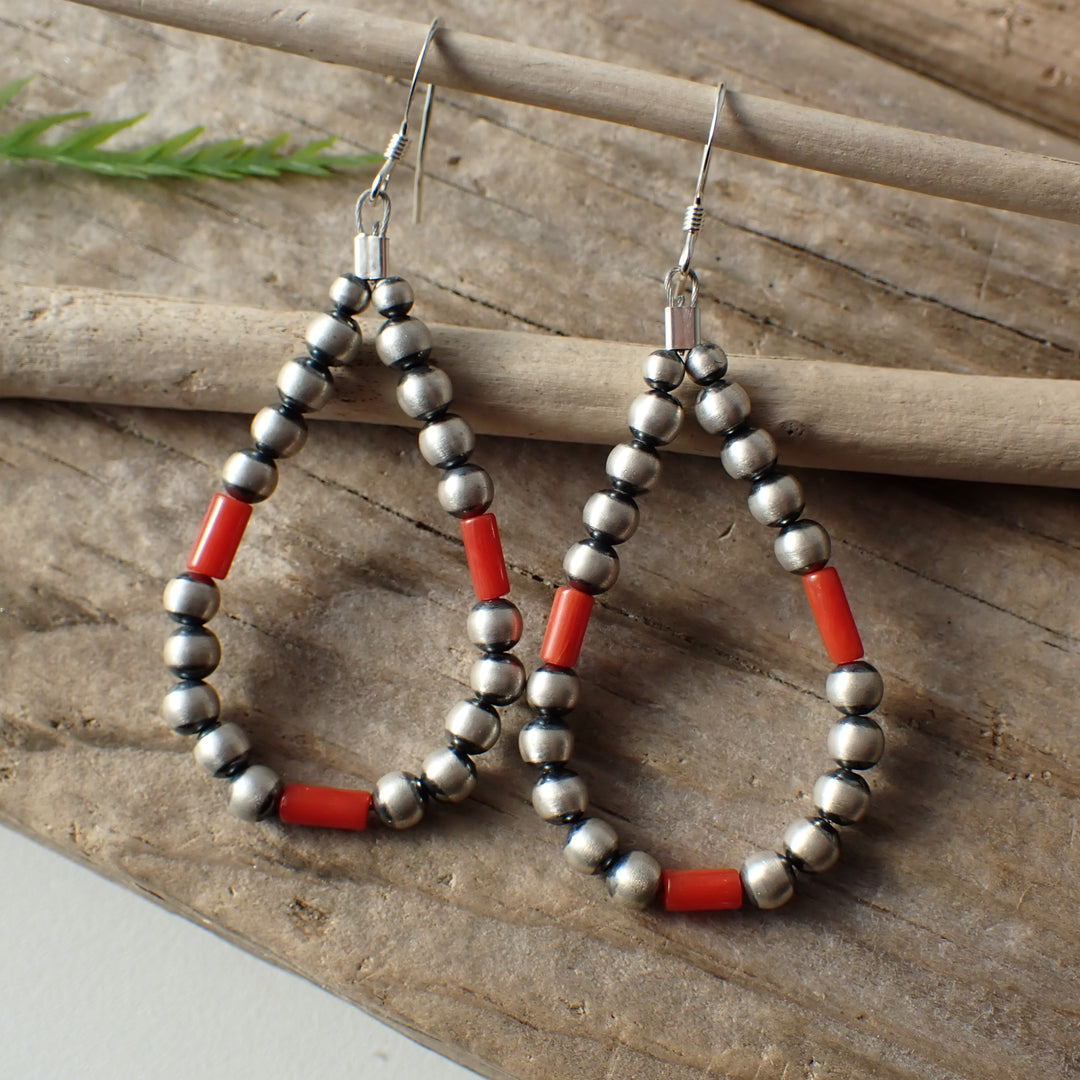 Boucles d'oreilles créoles en argent sterling avec perles Navajo et corail rouge par un artiste amérindien