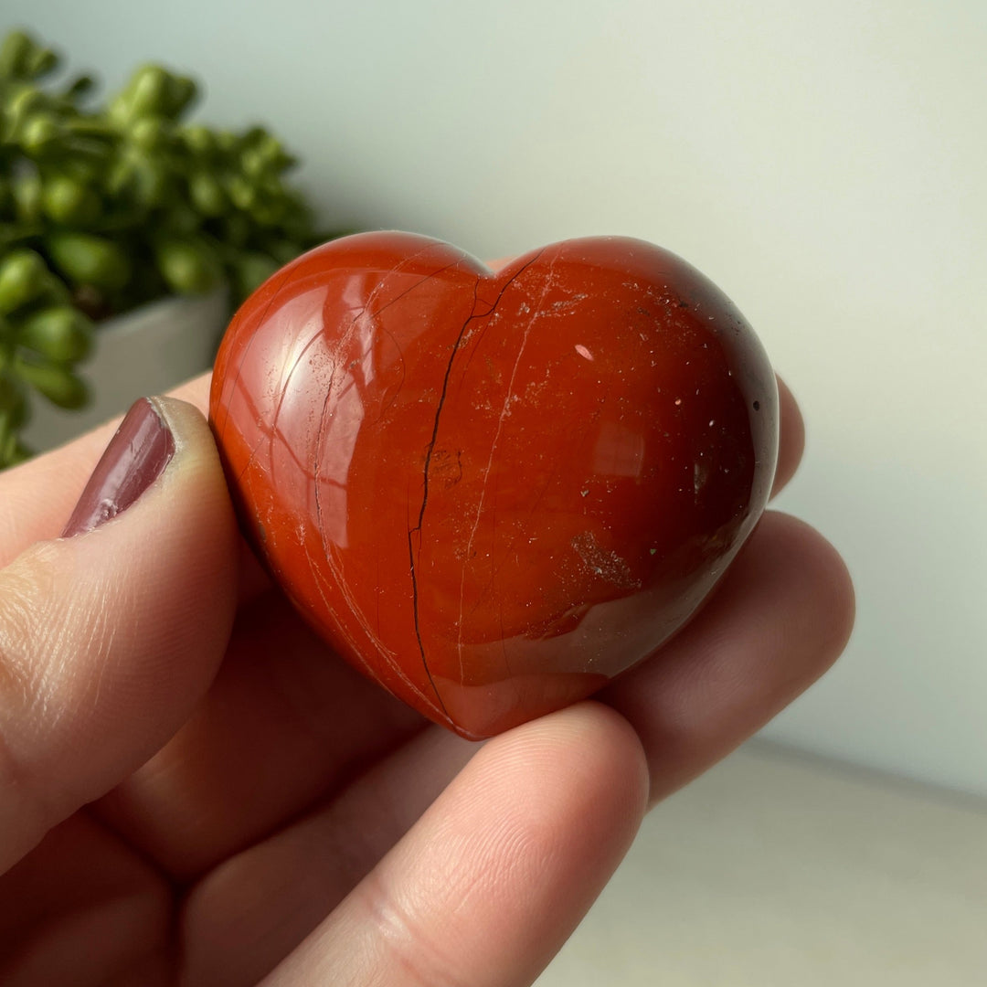 Corazón hinchado de jaspe rojo brecciado
