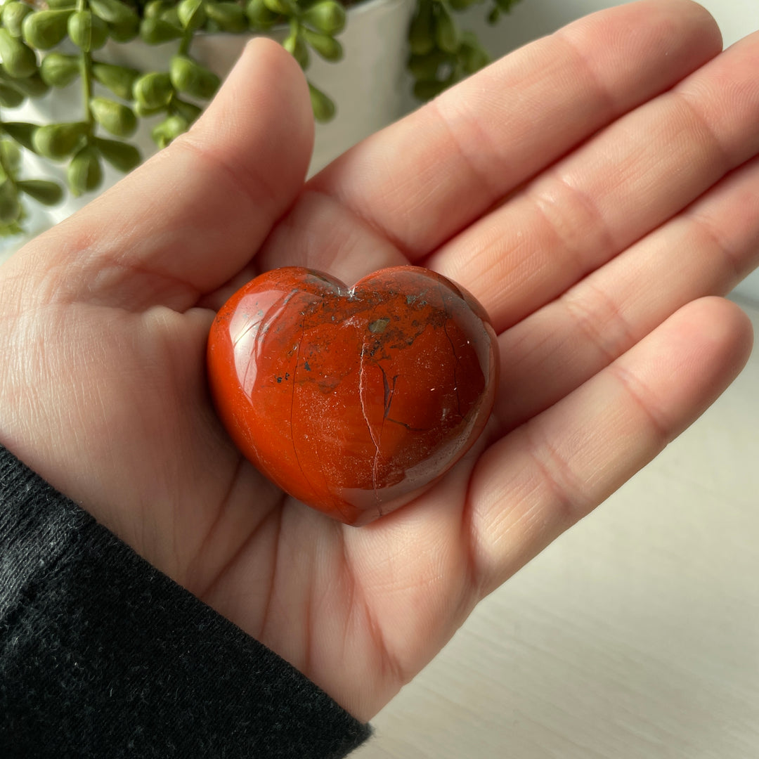 Corazón hinchado de jaspe rojo brecciado
