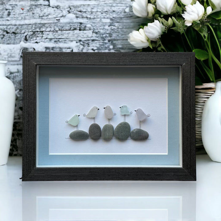 Arte de guijarros con imagen familiar de cinco pájaros de cristal marino
