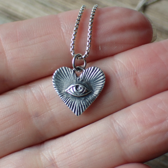 ♻️ Collar de talismán de ojo cósmico de corazón de plata de ley reciclada