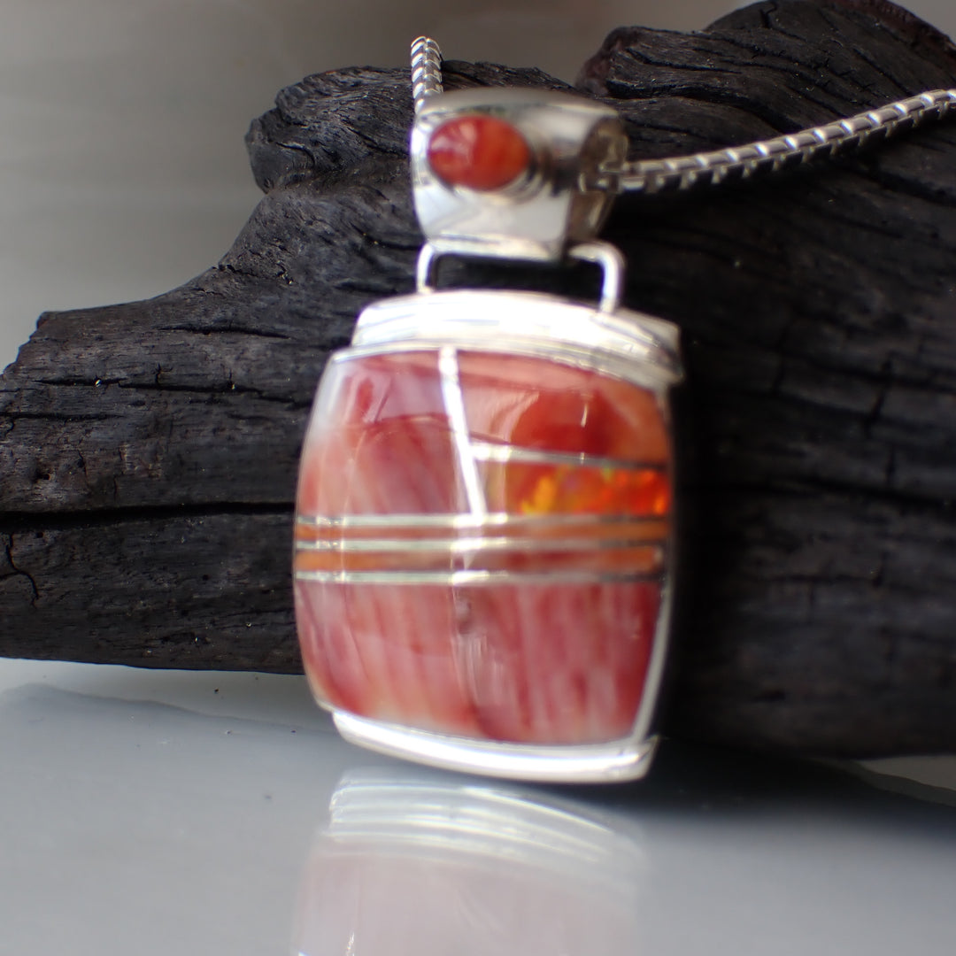 Pendentif en argent sterling incrusté d'huître épineuse rouge et d'opale de feu orange par Marie Tsosie
