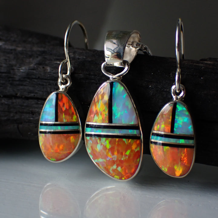 Ensemble de boucles d'oreilles et pendentif en argent sterling avec incrustation d'opale orange et blanche par Sheryl Martinez
