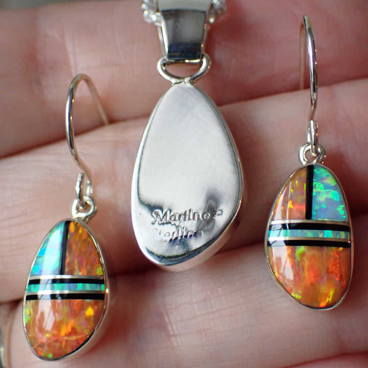 Ensemble de boucles d'oreilles et pendentif en argent sterling avec incrustation d'opale orange et blanche par Sheryl Martinez