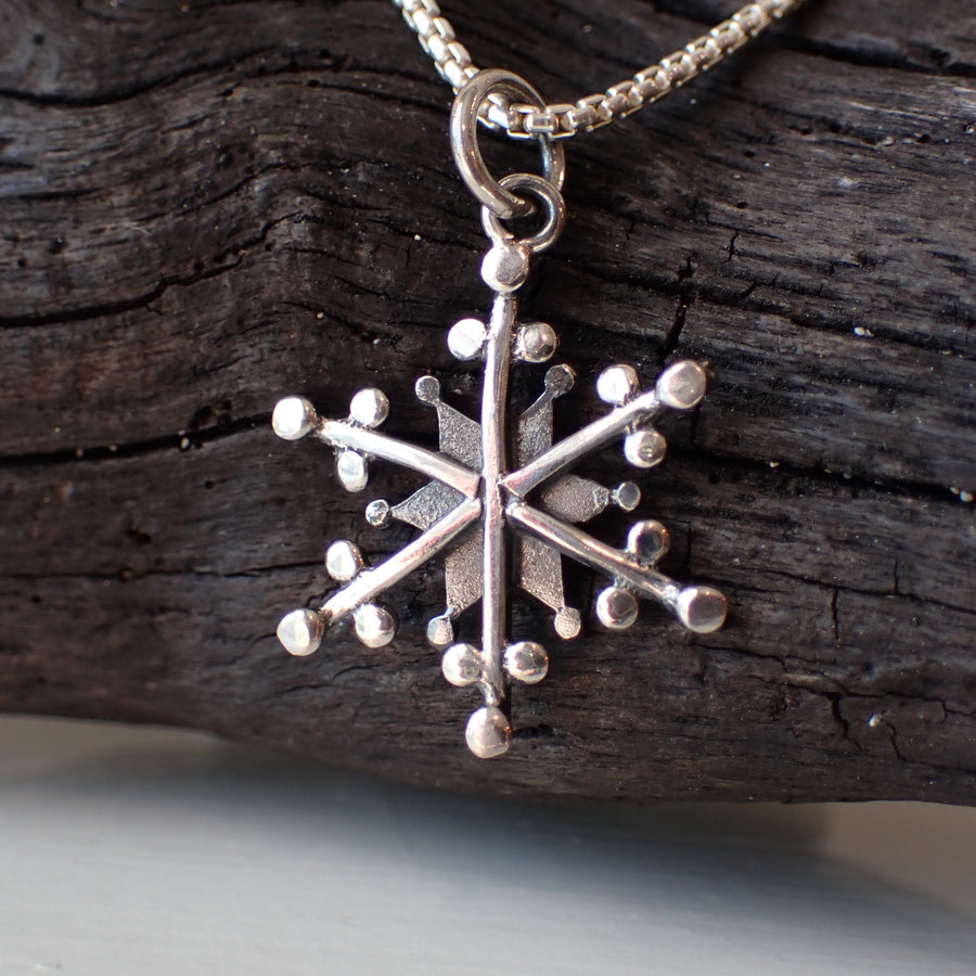 sterling silver detailed snowflake charm necklace