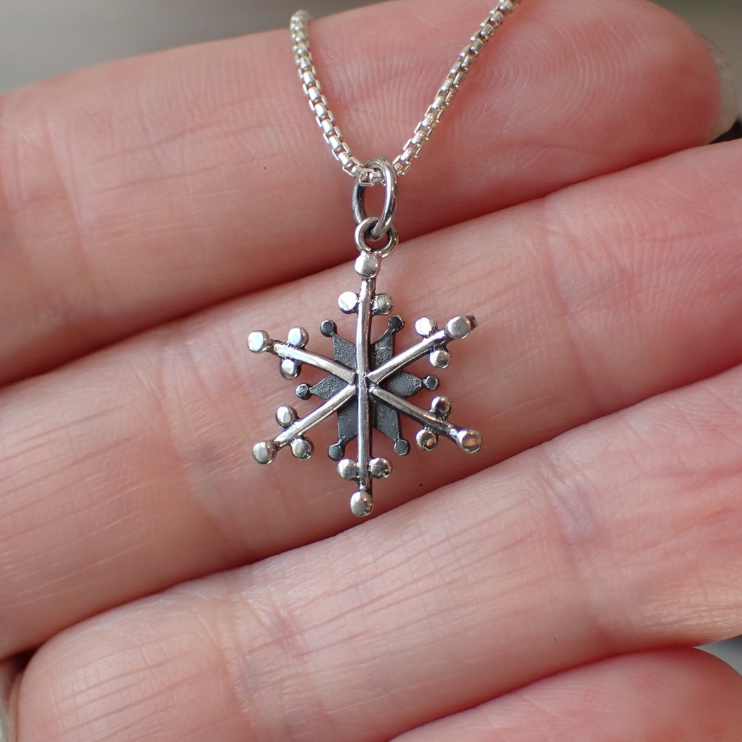 sterling silver detailed snowflake charm necklace