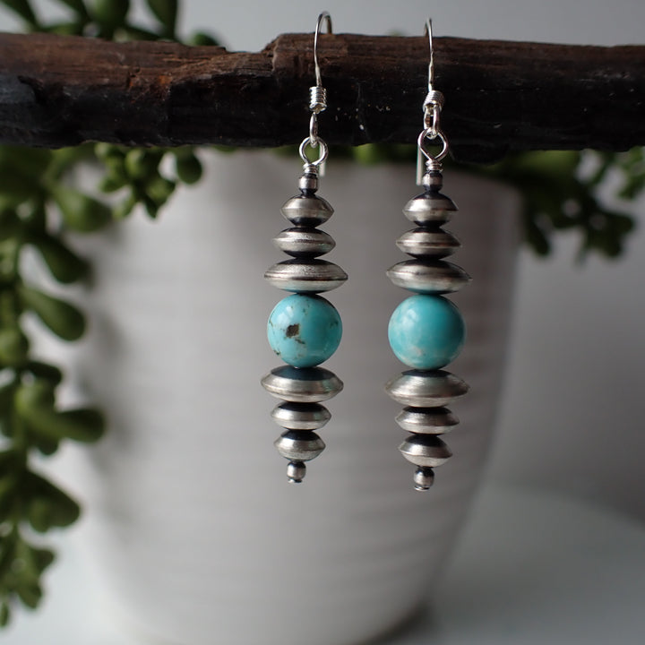 Boucles d'oreilles pendantes en argent sterling avec perles Navajo et perles graduées turquoise par un artiste amérindien