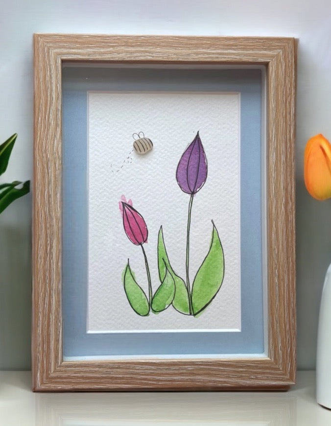 Tulipes aquarelles avec une photo de bourdon en verre de mer