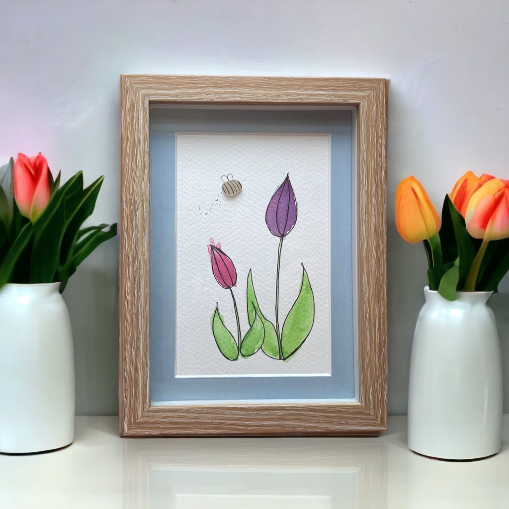 Tulipanes de acuarela con una imagen de abejorro de cristal marino