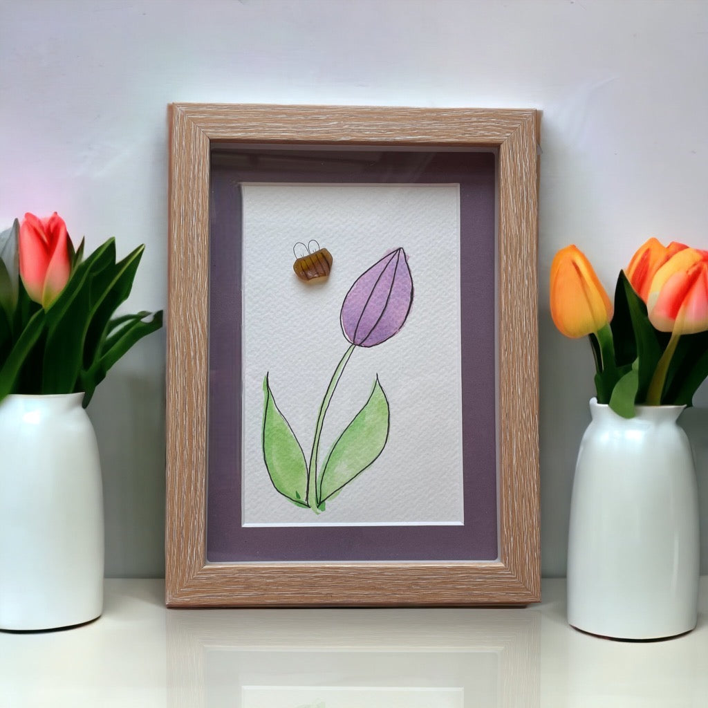 Tulipe aquarelle avec une photo d'abeille en verre de mer