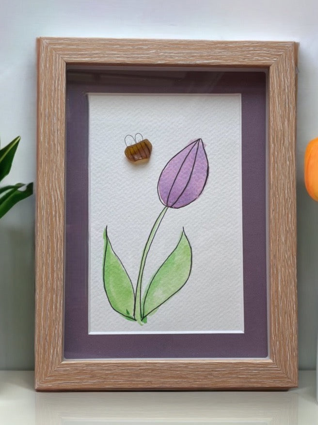 Tulipe aquarelle avec une photo d'abeille en verre de mer