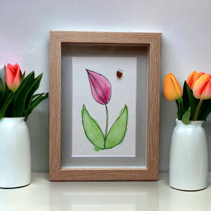 Tulipe aquarelle avec une photo d'abeille en verre de mer