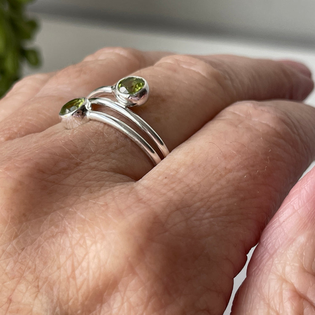 sterling silver peridot stone crystal ring