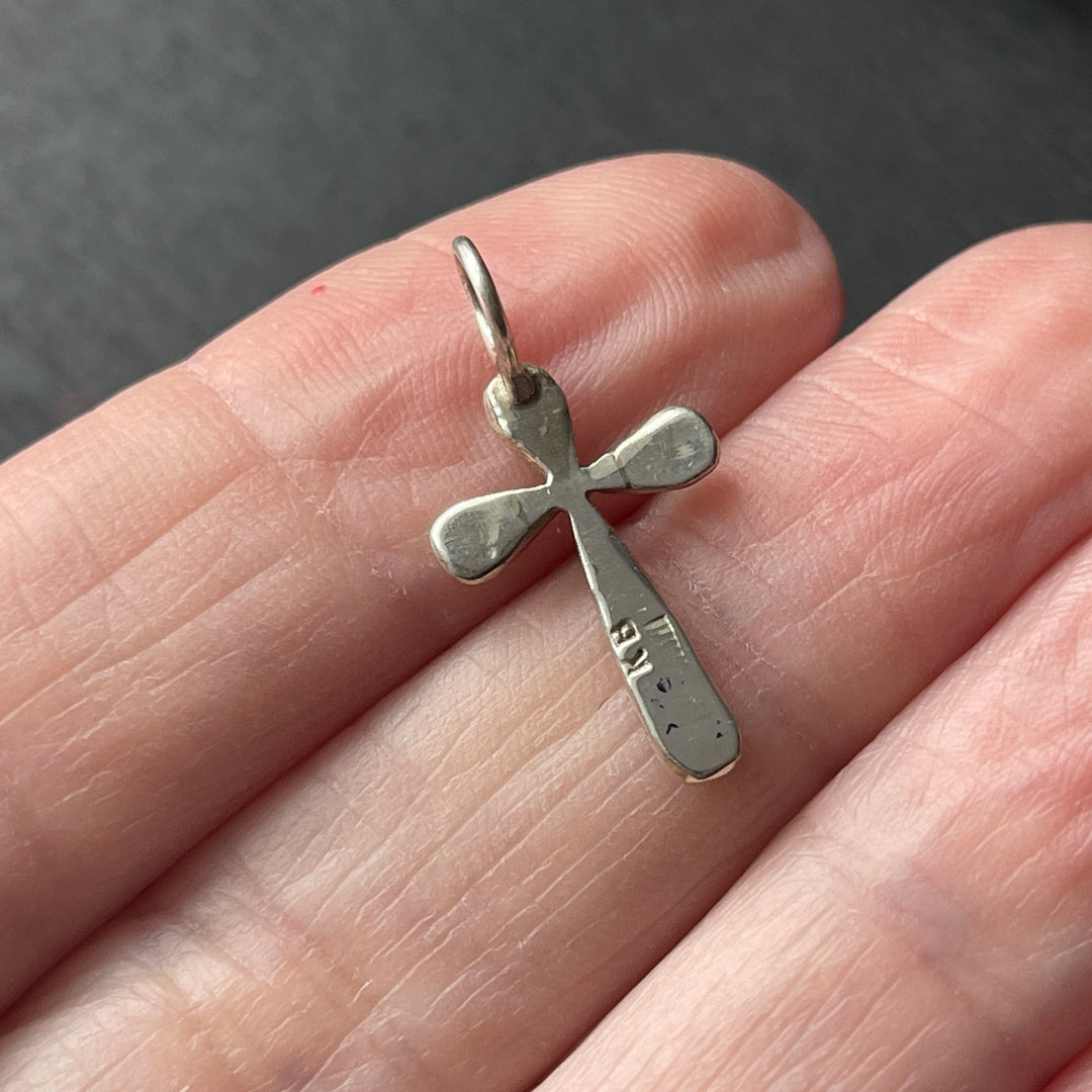 La artista zuni Kristina Bowannie hizo un collar con una cruz con incrustaciones pequeñas