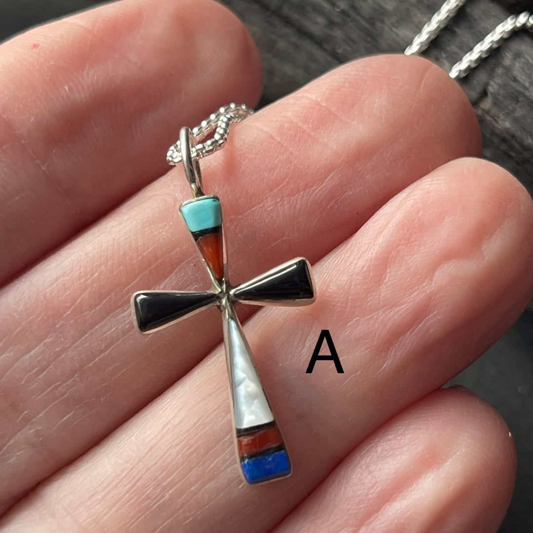 La artista Zuni Kristina Bowannie hizo un collar con cruz con incrustaciones medianas